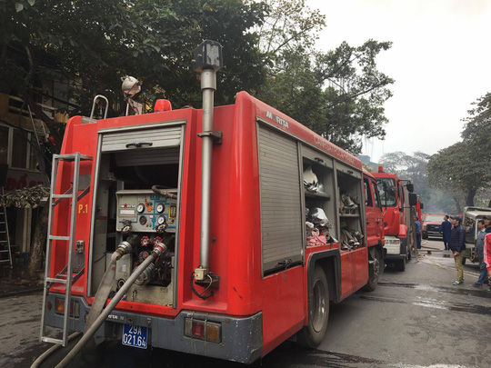 Cháy lớn tại hiệu cầm đồ trên phố cổ Hà Nội