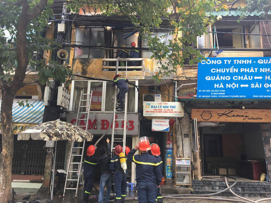 Cháy lớn tại hiệu cầm đồ trên phố cổ Hà Nội