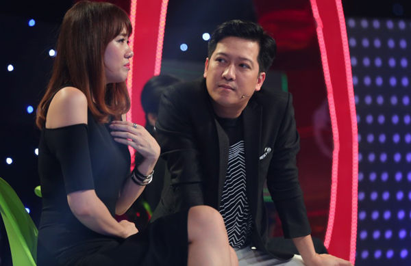 MC Đại Nghĩa tưởng Hari Won sẽ chọn về đội của Trấn Thành nhưng giọng ca 'Anh cứ đi đi' lại muốn ngồi gần nghệ sĩ Trường Giang. Cô cho biết, ngày nào cũng gặp Trấn Thành nên cô cảm thấy quá quen thuộc và muốn 'đổi món mới'. Câu nói này làm cả trường quay bật cười, đặc biệt nó khiến Trấn Thành hoàn toàn bất ngờ. Cả danh hài Trường Giang cũng tỏ ra ngạc nhiên trước chia sẻ này của Hari Won.