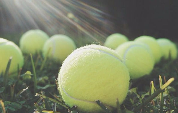 Vì sao nên mang theo quả bóng tennis khi đi máy bay?