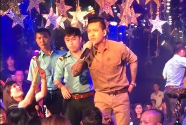 kinh hoang sao viet bi si nhuc, bo thuoc lac khi dien bar, hoi cho hinh anh 12