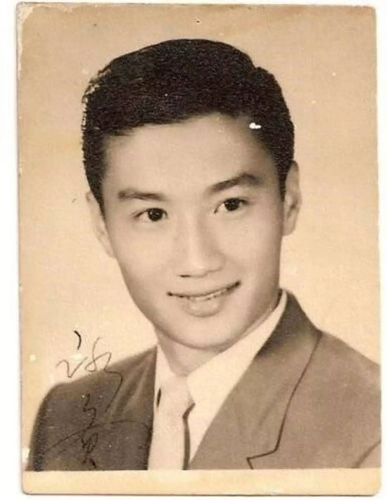 'Hoang tu' dien anh Hong Kong: Phong luu da tinh, 'ban' con tra no va danh dan anh 81 tuoi