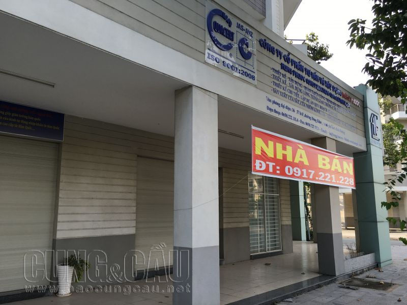 Bảng nhà bán được treo rất nhiều trong thành phố mới.