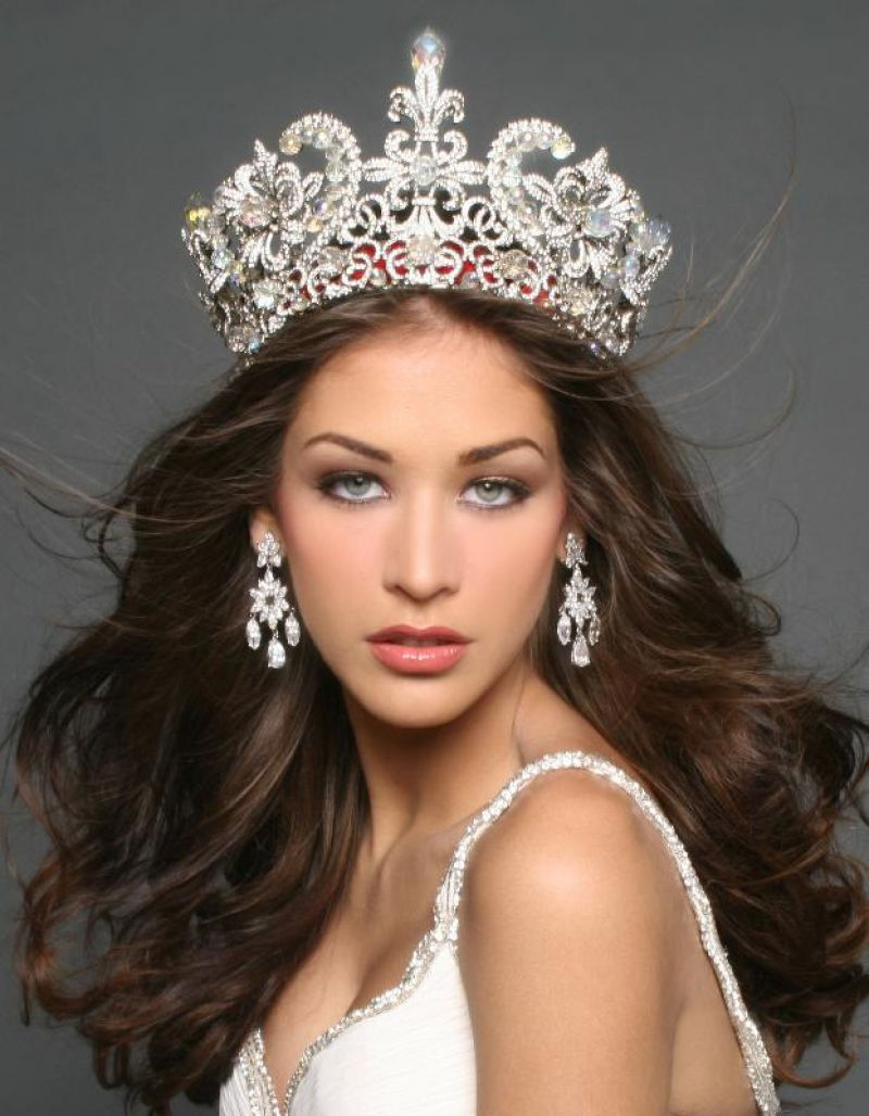    Dayana Mendoza - bông hồng tuyệt đẹp đến từ Venezuela đã đăng quang ngôi vị Hoa hậu Hoàn vũ cách đây tròn 9 năm.  