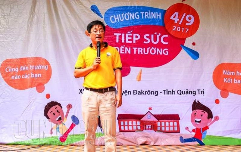  Anh Nguyên chia sẻ với các em học sinh Trường A Bung ngày 4/9 vừa qua. Ảnh: Nguyễn Thảo 