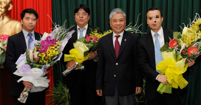   Ông Đặng Thanh Bình (thứ ba từ trái qua) khi còn đương chức. Ảnh: Báo Giao thông  