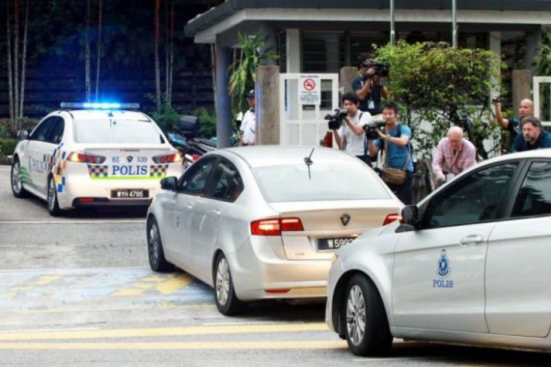 Xe chở hai nghi phạm tới tòa án sáng ngày 2/10 tại Kuala Lumpur.