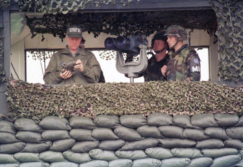 Cựu Tổng thống George W. Bush nhìn về phía Triều Tiên từ đài quan sát Ouellette năm 2002 (Ảnh: AFP)