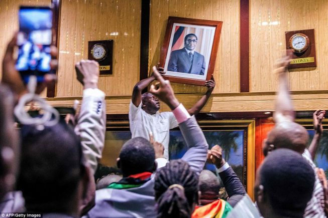 Ảnh của Tổng thống Mugabe bị dỡ xuống sau khi ông từ chức.