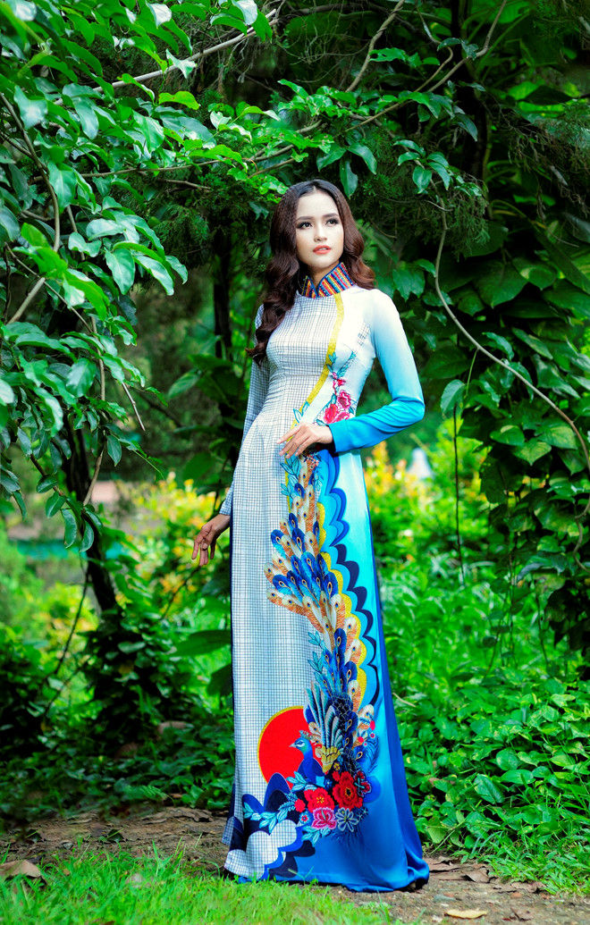 Lấy cảm hứng từ chim công, mỗi thiết kế trong bộ sưu tập Vũ điệu chim công là một điệu múa. Những họa tiết được tái hiện sáng tạo trên nền chất liệu cao cấp của lụa Thái Tuấn.