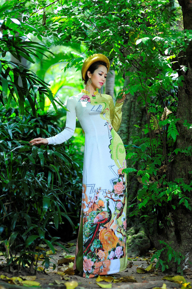 Nhà thiết kế mong muốn lan tỏa thông điệp “mỗi người phụ nữ chính là một nàng chim công xinh đẹp, tạo nét lôi cuốn cho cuộc sống; vì vậy hãy tự tin tỏa sáng vẻ đẹp và nét duyên riêng của mỗi người”.