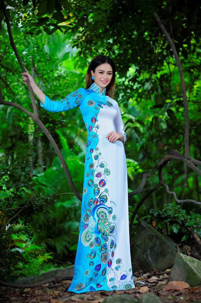 Họa tiết được sắp xếp khéo léo giúp tôn lên đường cong quyến rũ cho người mặc.