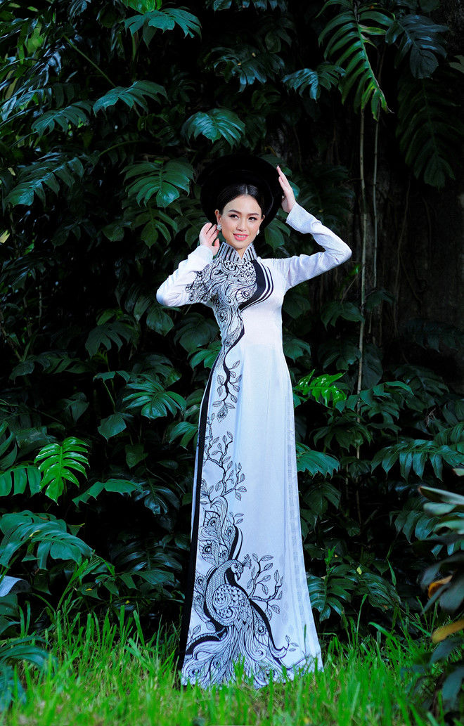 Chiếc áo dài trở thành bức tranh phô diễn vẻ đẹp quý phái và quyến rũ của chim công.