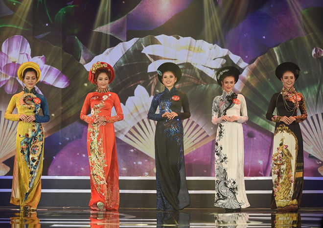 Bộ sưu tập thực hiện bởi nhà thiết kế Việt Hùng và được các thí sinh Miss Photo 2017 trình diễn trong đêm chung kết.