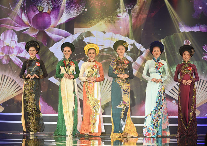 Họa tiết chim công được thể hiện sinh động cùng cách xử lý màu sắc và đính kết đá khéo léo mang lại sự sang trọng, nổi bật cho những người đẹp tham gia Miss Photo.