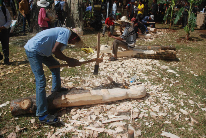 Đẽo tượng gỗ, một cuộc thi tại lễ hội.