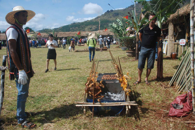 Gà nướng - món ẩm thực truyền thống của người dân bản địa.