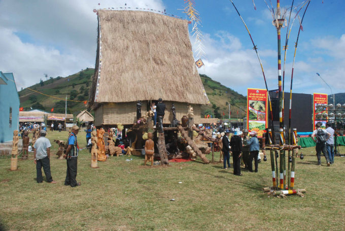 Nhà rông - nơi tổ chức lễ hội hoa dã quỳ.