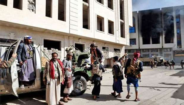Phiến quân Houthi trên đường phố Sanaa.