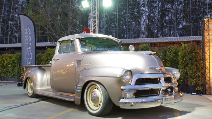 Đây là 3100 Series đời 1954. Theo những người chơi xe cổ, vào thế kỷ trước, xe hơi sang trọng thường có kích thước lớn, mạ chrome sáng bóng, động cơ lớn. 