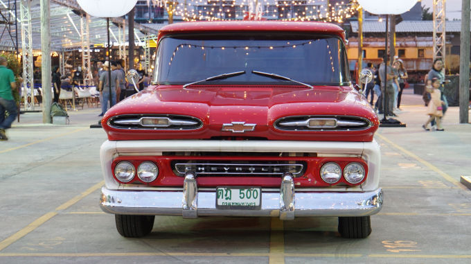 Chevrolet Apache 1958 thuộc Series 3100, đây là một chiếc xe bán tải được xếp vào nhóm hạng nhẹ. Nó cũng là một trong số các dòng xe có máy lạnh (điều hòa), tay lái trợ lực điện và phanh điện. 