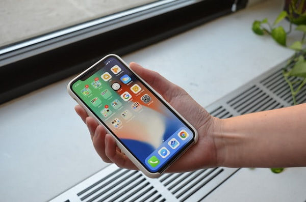 iPhone X chính hãng Việt Nam (mã VN/A) có giá hơn hàng xách tay từ Mỹ khoảng 1 triệu đồng.