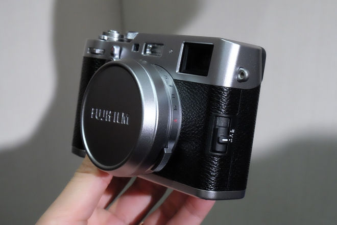 Fujifilm cạnh tranh mạnh trong phân khúc máy ảnh nhỏ gọn cao cấp trên 20 triệu đồng.