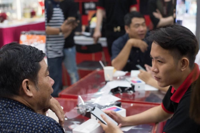 Một khách hàng mua iPhone X tại FPT Shop Nguyễn Thị Minh Khai (Quận 3, TP.HCM).
