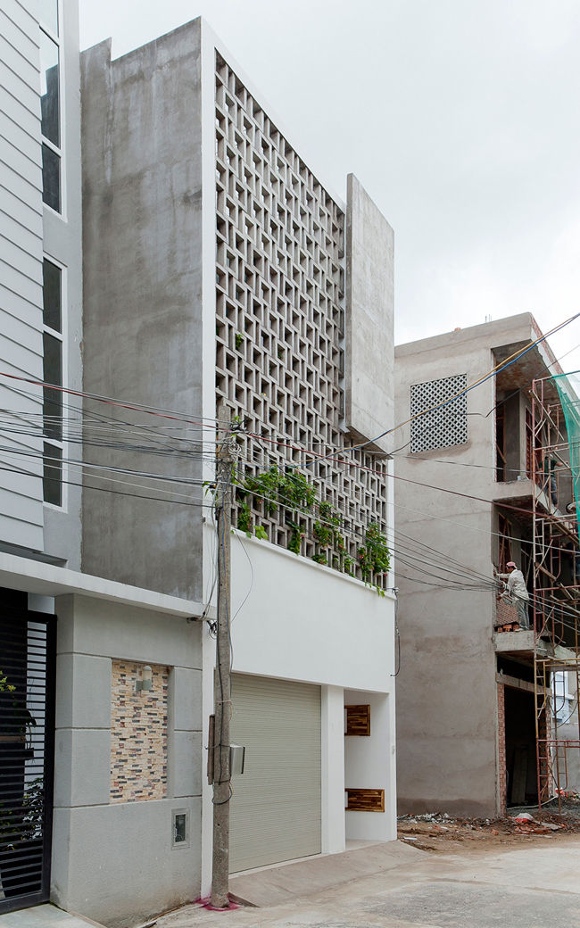 Ngôi nhà nằm sâu trong một ngõ yên tĩnh ở huyện Nhà Bè, ngoại ô Thành phố Hồ Chí Minh.