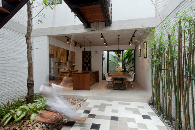 Giống như nhiều ngôi nhà khác ở Việt Nam, căn nhà này cũng phải tiếp xúc với môi trường nhộn nhịp, náo nhiệt, nhiều khói bụi.