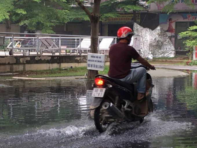 Nước ngập lênh láng trên con đường dẫn vào block A4, A5.