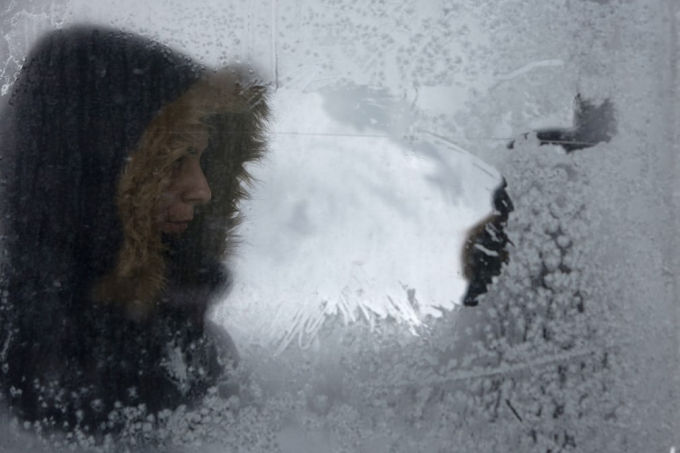 Một cửa sổ bị đóng băng ở Sarajevo, Bosnia.