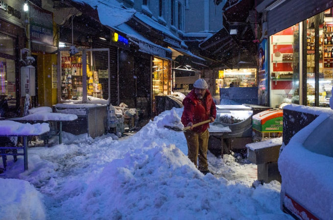 Một người đàn ông đang dọn tuyết trên đường ở Istanbul, Thổ Nhĩ Kỳ.