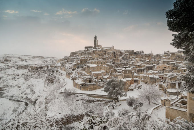 Tuyết bao phủ một thị trấn ở miền Nam nước Ý.