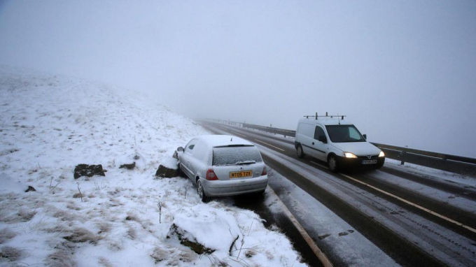 Một chiếc xe bị kẹt trên đường sao khi đâm vào những tảng đá ở Derbyshire. Cảnh sát khuyến cáo người dân ở trung tâm nước Anh và xứ Wales hạn chế ra đường nếu không có công việc cấp bách.