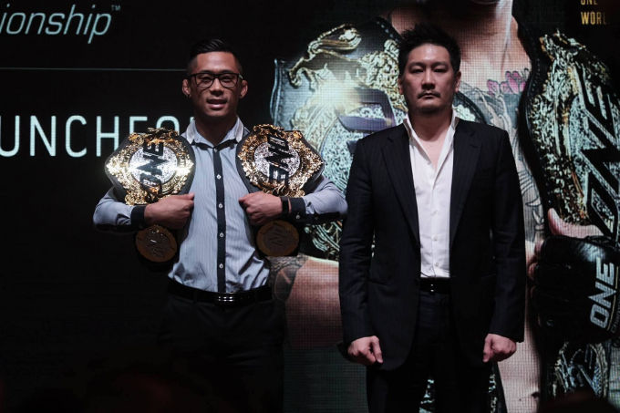 Ông Chatri Sityodtong (phải), Chủ tịch và Giám đốc điều hành của ONE Championship.
