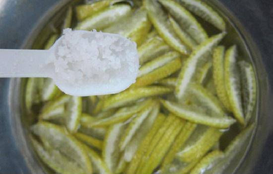 Phần vỏ bưởi còn lại, bạn đun sôi cùng một nhúm muối để giảm bớt vị đắng vốn có.