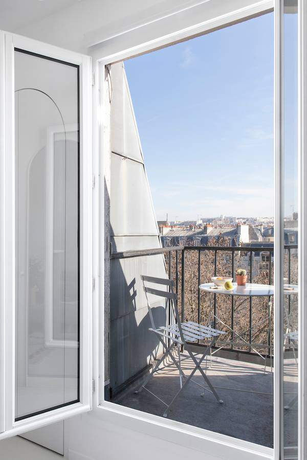 Dù nhỏ bé, căn hộ này vẫn có không gian sống đáng mong ước, đặc biệt là ban công đầy nắng với tầm view nhìn ra Paris hoa lệ.