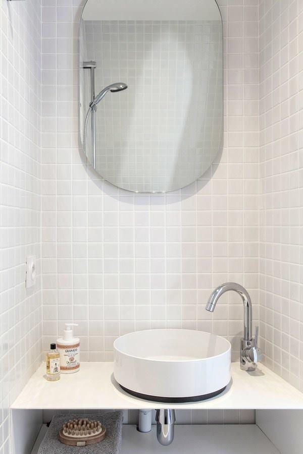 Phòng tắm nhỏ nhắn nhưng không hề thiếu tiện nghi cơ bản. Chiếc gương lớn đã được bố trí khéo léo nhằm tăng hiệu ứng thị giác rộng rãi cho không gian nhỏ hẹp này.