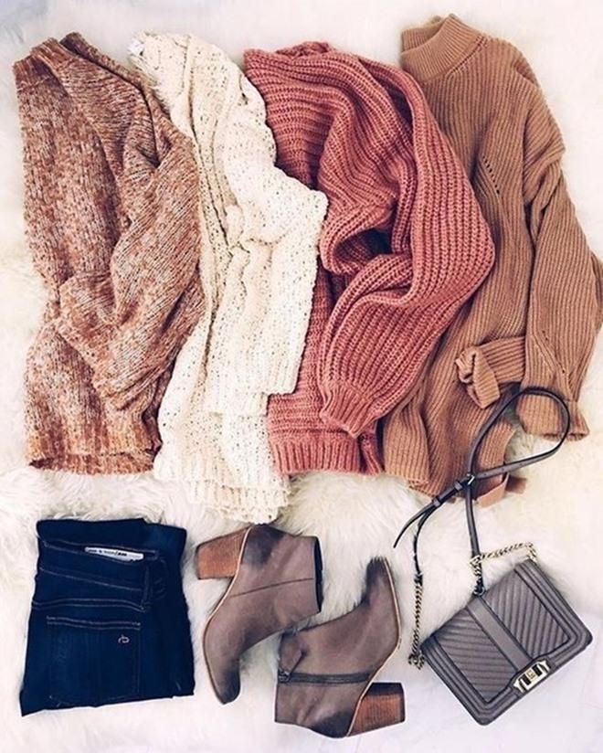 Kiểu váy này có rất nhiều màu sắc để bạn lựa chọn và để có một bộ trang phục hoàn hảo bạn chỉ cần kết hợp thêm với một chiếc quần skinny (hoặc sử dụng tất phù hợp với độ dài boot), một đôi boot và một chiếc túi xách nhỏ xinh.