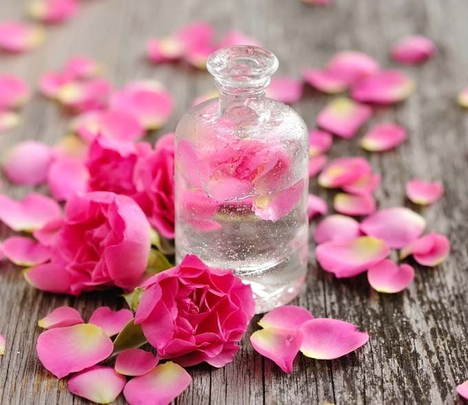 Nước hoa hồng có tác dụng làm sạch, cung cấp độ ẩm cho da, se khít lỗ chân lông, ngăn ngừa mụn và loại bỏ các dấu hiệu của lão hoá.