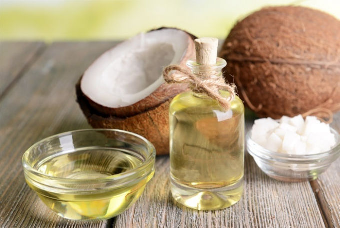 Dầu dừa có đặc tính kháng viêm, kháng nấm, làm sạch da, trị mụn và tránh sẹo. Loại dầu này giúp da luôn căng mọng và tràn đầy sức sống.