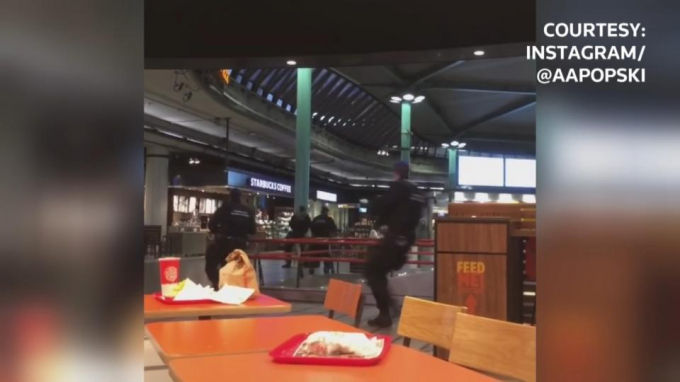 Hình ảnh cho thấy đã có nổ súng trấn áp đối tượng.