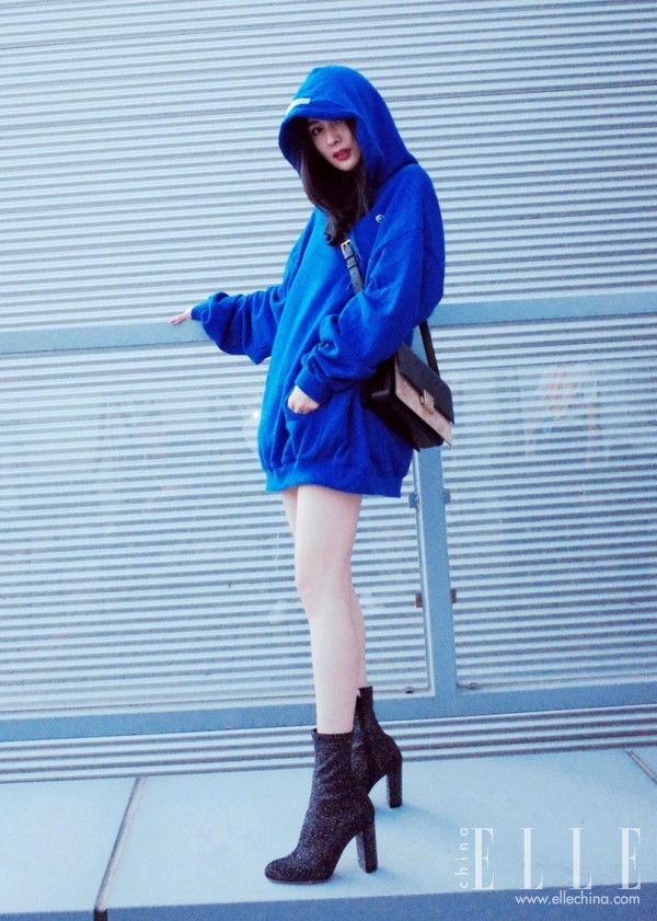 Dương Mịch là người đẹp dẫn đầu style giấu quần khoe chân trong mùa lạnh. Combo quen thuộc của cô luôn là áo hoodie dáng dài và boots ôm chân sang chảnh.