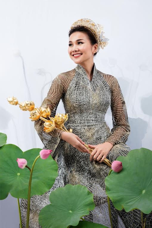 Người đẹp gây thích thú khi diện lại tà áo dài và chiếc mấn vàng mà cô đã từng diện tại tuần lễ thời trang quốc tế Việt Nam, VIFW 2017.