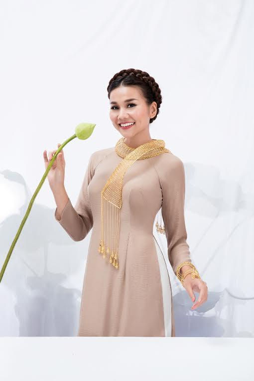 Đệ nhất chân dài Việt Nam chọn tông makeup rất tự nhiên, tạo thiện cảm và gần gũi trong tà áo truyền thống của Việt Nam. 
