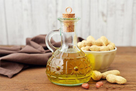 Dầu đậu phộng, dầu ô-liu và các loại hạt cứng chứa nhiều chất béo không bão hoà có lợi cho sức khoẻ.