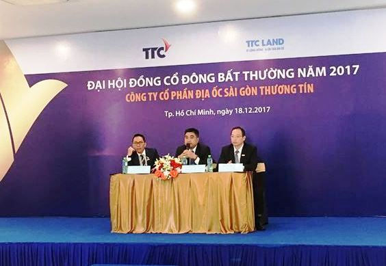 Ông Phạm Điền Trung giải đáp thắc mắc của cổ đông tại đại hội.