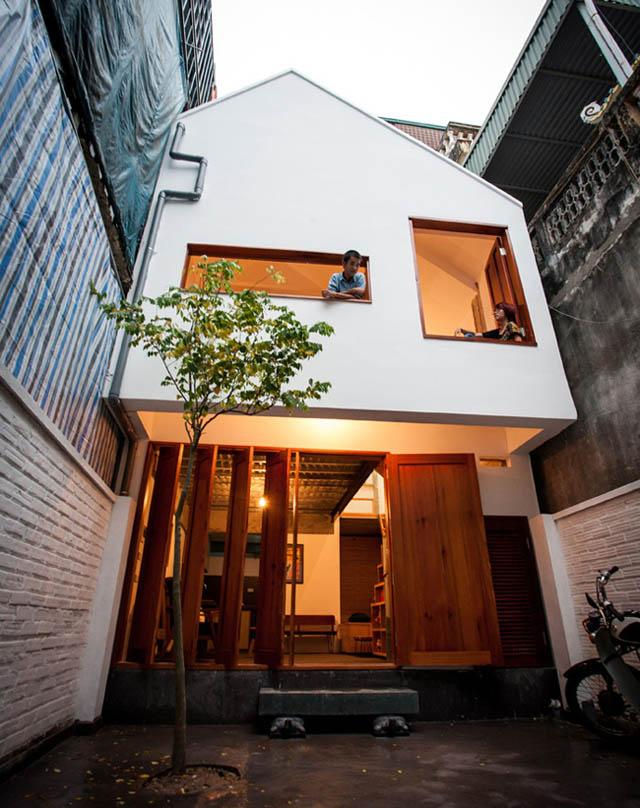 Căn nhà nhỏ này tọa lạc tại phường Tứ Liên, quận Tây Hồ, Hà Nội.