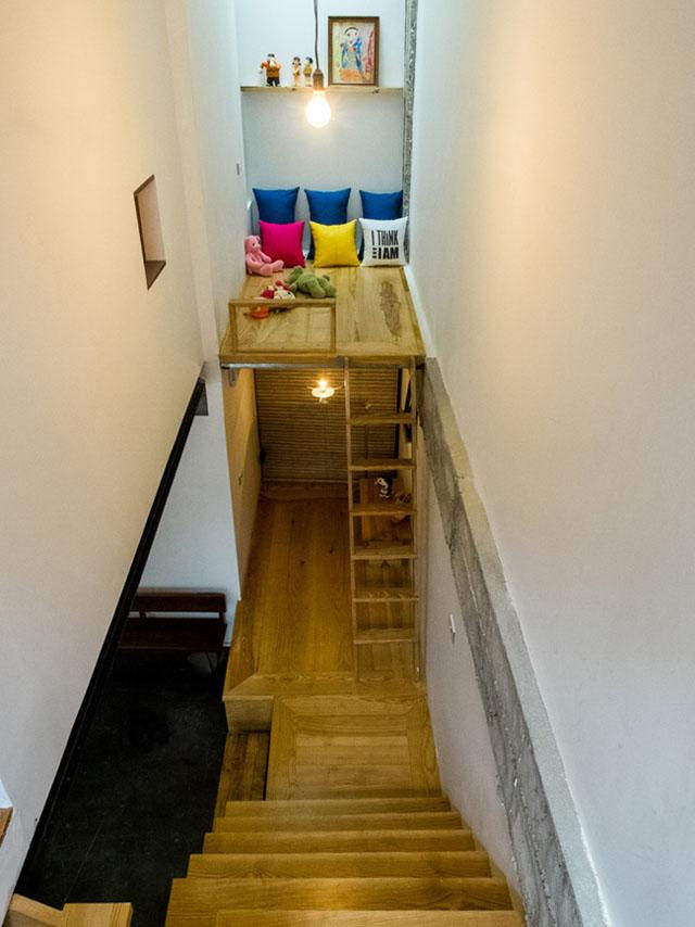 Một căn gác lửng nho nhỏ được bố trí làm chỗ chơi cho trẻ em. Đối diện đó là cầu thang dẫn lên khu vực nghỉ ngơi của cả gia đình.